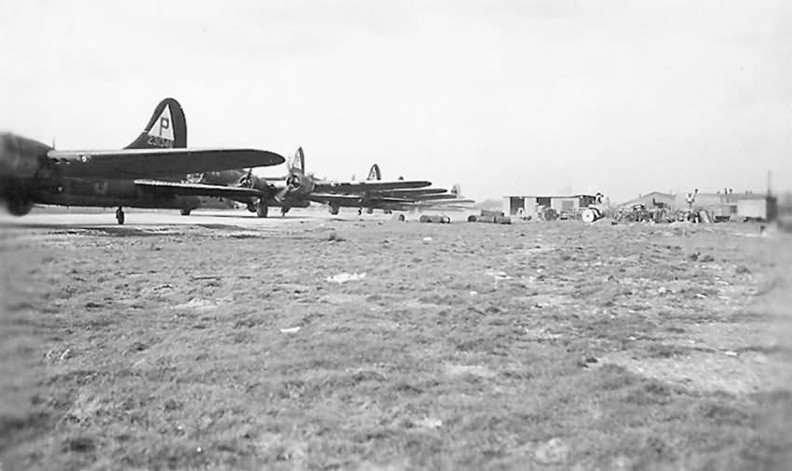 42-31346 384th_Bomb_Group_B-17_Bombers_Lined_Up_Ready_for_Take_Off.png
