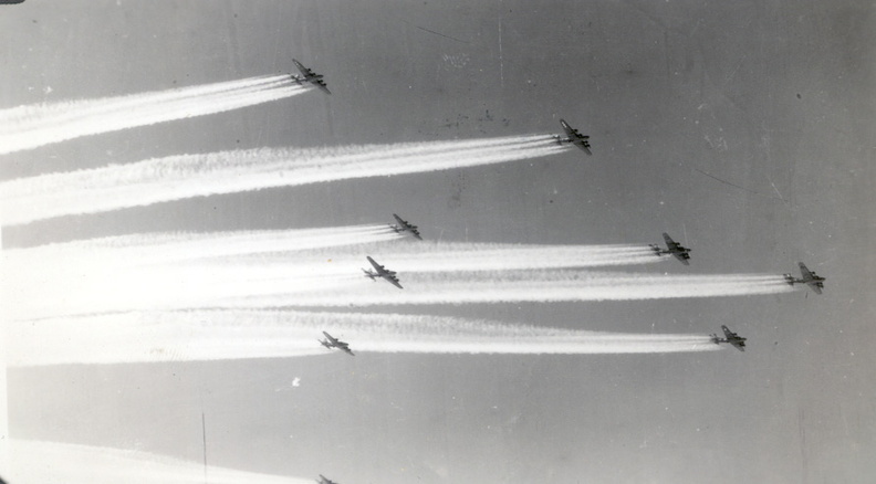 384th_contrails.jpg