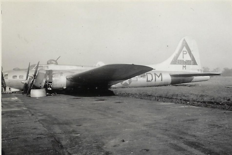 B-17 2102588 crash landing.jpg