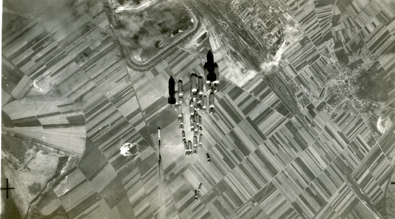 1944 England Neville B17 Bombs Away front087.jpg