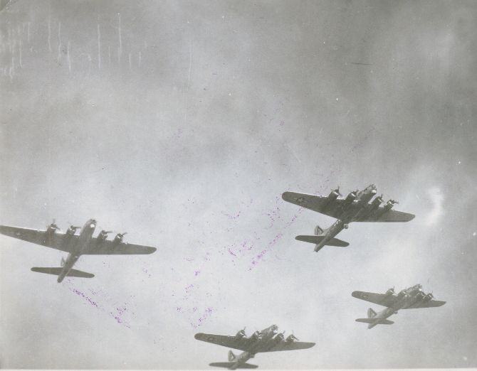 B-17s in formation.jpg
