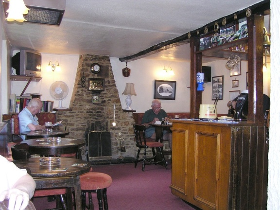 Very cozy in the Stratton Arms.  We remembered what it was like on a cold, drizzly evening in 1986.JPG