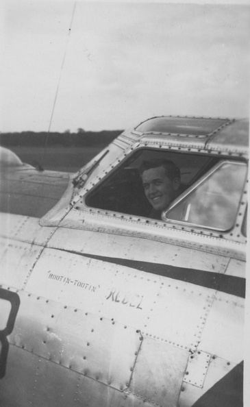 Lt_Warren_with_Globe_Trotter_1945.jpg