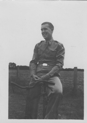 2nd Lt James W. Warren 1945.jpg