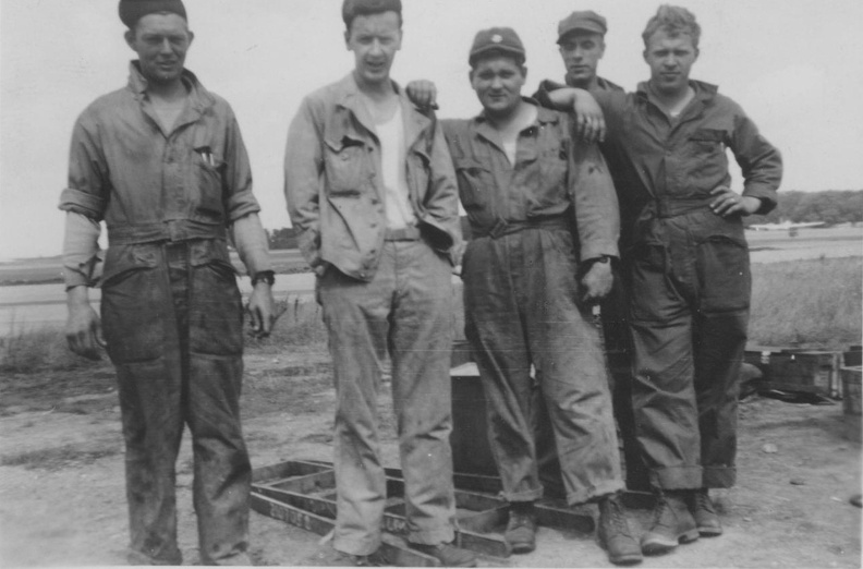 Challenger_ground_crew_summer_1944.jpg