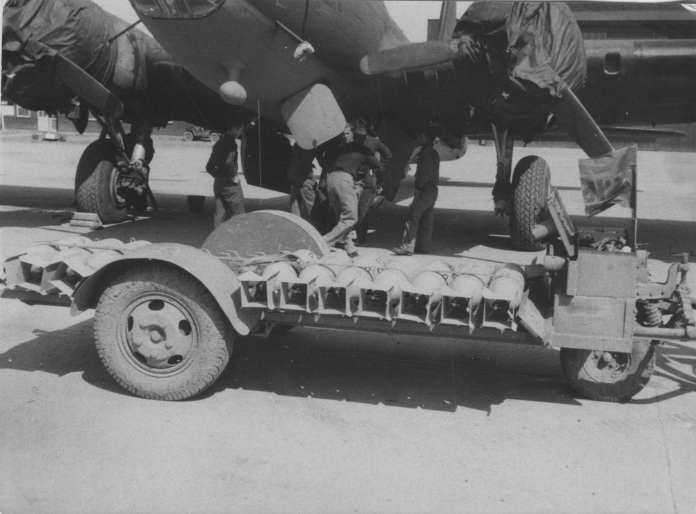 Loading bombs 1943.jpg