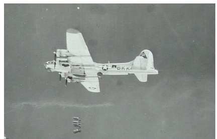 B-17 bombs away b