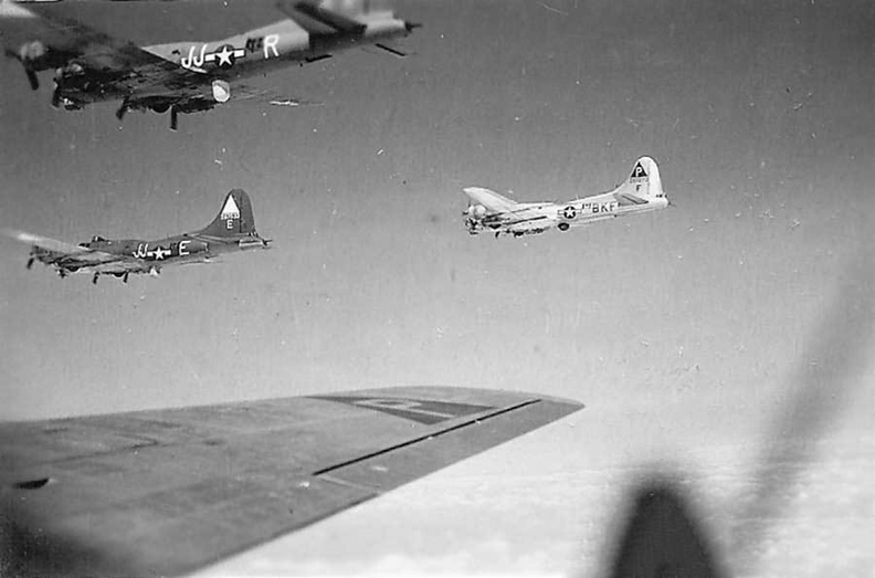 B-17 42-97273 with 422nd BS, 305th BG, 22 May 1944