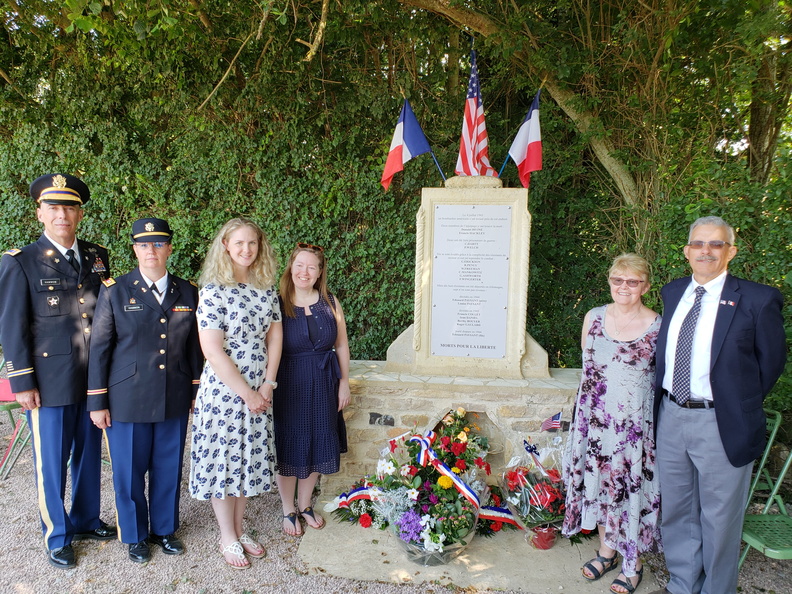 Belfonds Monument and Americans.jpg