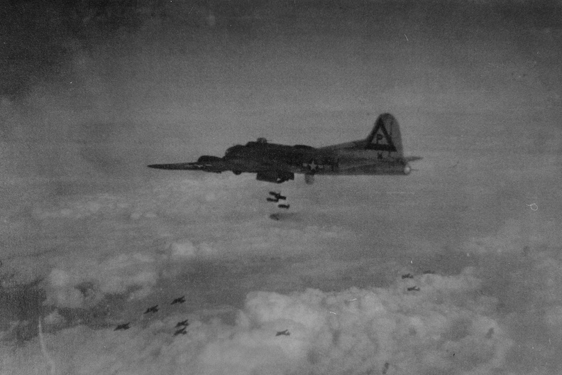 384th B-17G pathfinder aircraft dropping bombs