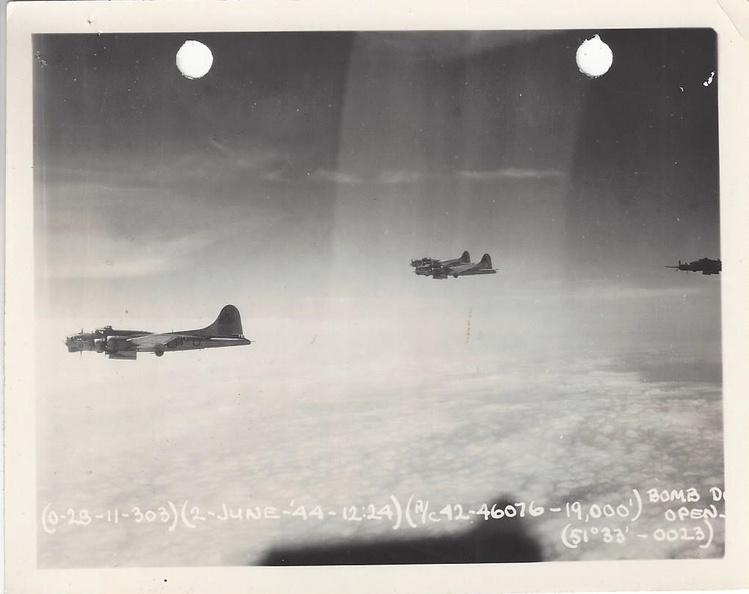 1944_06_02 303rd Bombardment Group.jpg